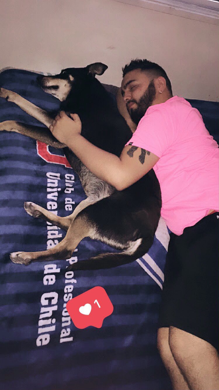 Niña descansando junto a su familia